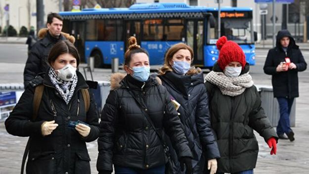 Президент України Володимир Зеленський підписав закон, який вводить штрафи за відмову носити медичну маску або респіратор в громадських місцях.