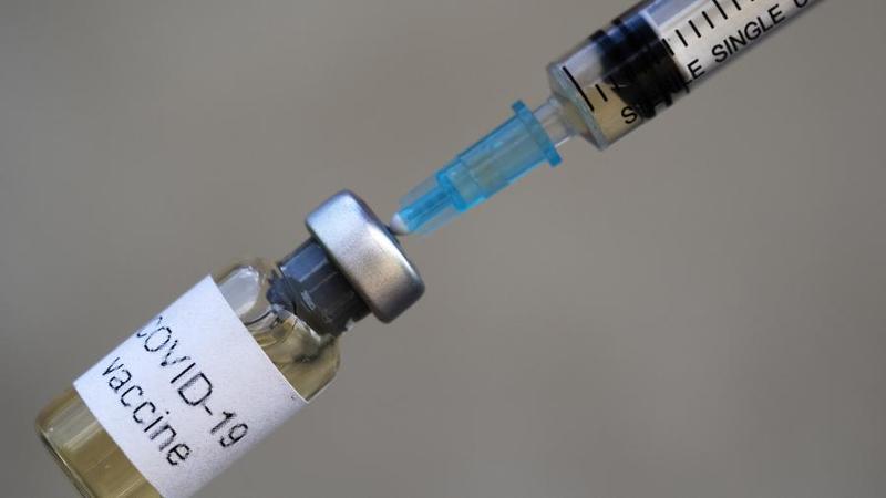 Фармацевтическая компания Janssen, принадлежащая американской корпорации Johnson & Johnson, рассчитывает, что ее вакцина против коронавируса будет готова в 2021 году.