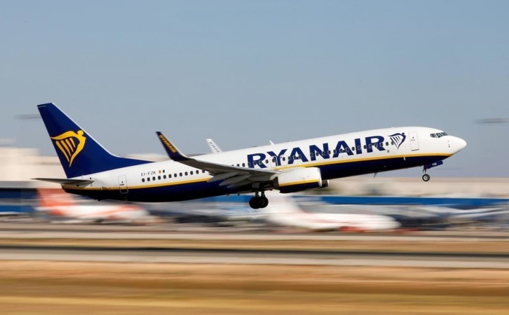 Авіакомпанія Ryanair скасувала штраф за зміни для нових бронювань, які будуть зроблені в грудні 2020 року й січні 2021 року.