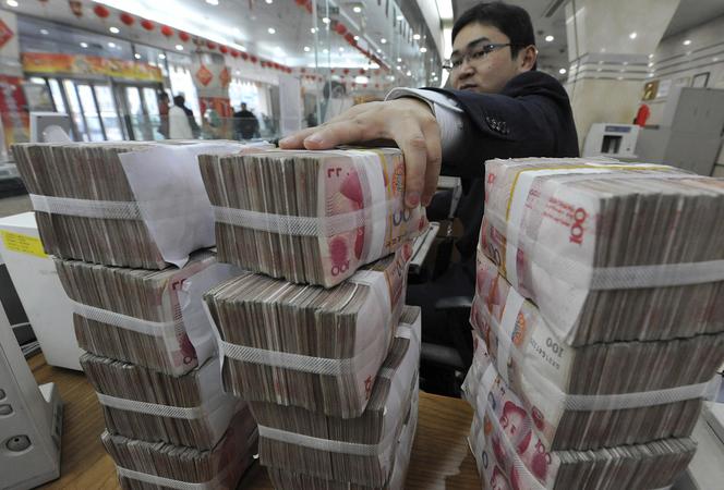 Китай вперше змусив інвесторів доплачувати за покупку свого боргу: вони отримають меншу суму грошей, ніж вони позичили Пекіну, якщо залишать облігацію до її погашення.