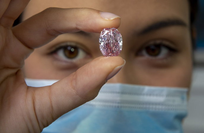 Редкий розовый бриллиант продан на аукционе Sotheby's за $26,6 миллиона