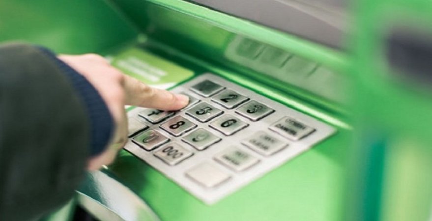 29 ноября в Киеве служба безопасности Приватбанка провела спецоперацию по задержанию мошенника, который установил на банкомат Приватбанка скиминговое устройство.