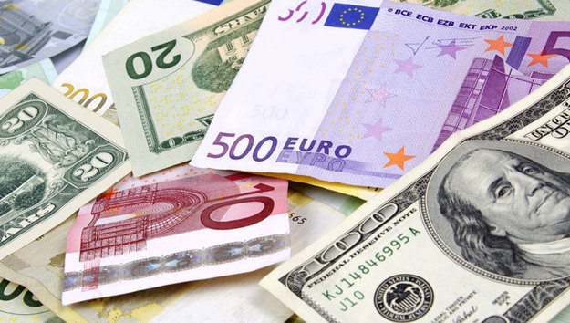 Закрытие межбанка: доллар по-прежнему падает, а евро растет