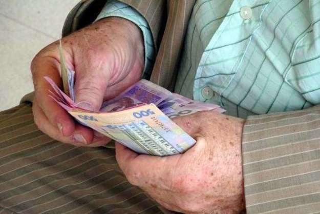 Міністерство соціальної політики відзначає, що в грудні частина українців отримає надбавку до пенсій.