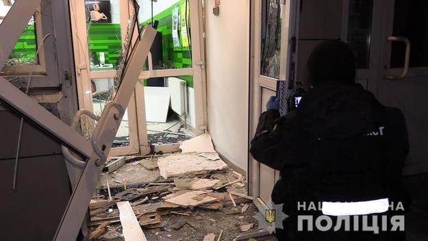 Неизвестный взорвал платежный терминал в отделении Приватбанка на улице Градинской, 1 на массиве Троещина.