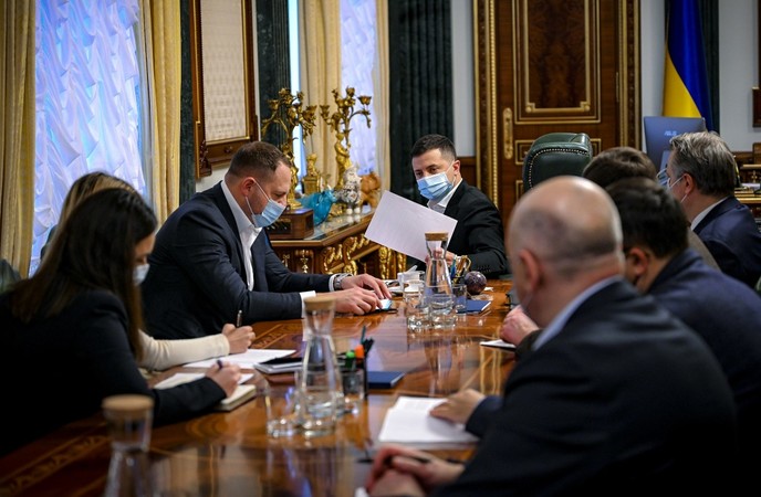Президент Владимир Зеленский дал задание Кабмину быстрее провести детальную коммуникацию с общественностью по поводу карантина, введенного с 8 до 24 января.