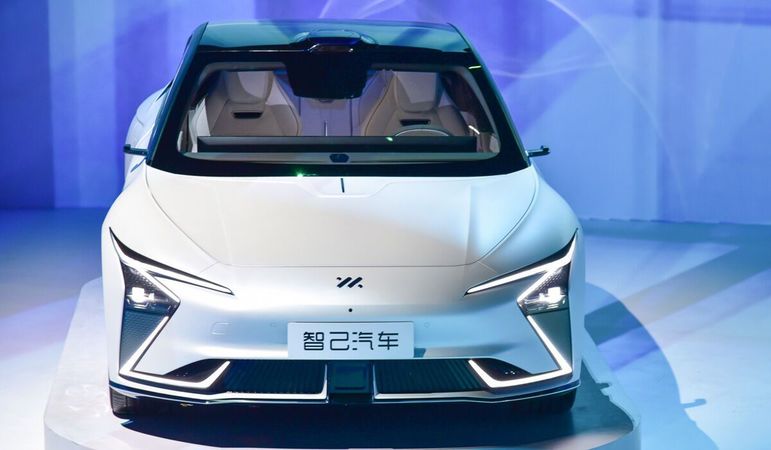 Китайський інтернет-гігант Alibaba спільно з найбільшим китайським виробником автомобілів — державною компанією SAIC Motor — та інвестиційним фондом розвитку високих технологій регіонального уряду Шанхая створили електромобіль.