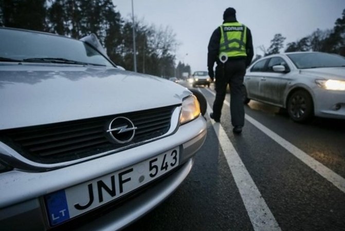В Харькове и области правоохранители начали штрафовать владельцев автомобилей на иностранной регистрации на сумму 8,5 тысячи гривен.