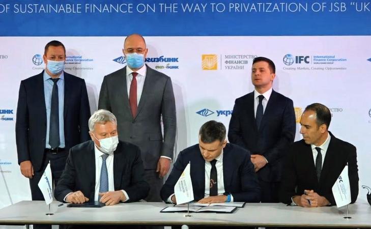 Министерство финансов подписало соглашение с Международной финансовой корпорацией (IFC) о вхождении в капитал государственного Укргазбанка.