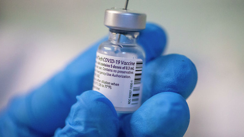 Компанія Pfizer найближчим часом подасть документ на реєстрацію своєї вакцини в Україні.