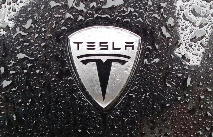 Производитель электромобилей Tesla вложил $1,5 млрд в биткоины, сообщается в раскрытии компании для Комиссии по ценным бумагам и биржам США (SEC), пишет Forbes.