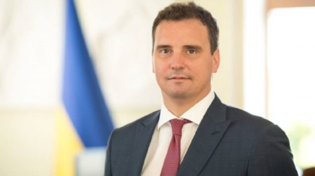 Кабинет министров отозвал представителя государства в наблюдательном совете Ощадбанка Абромавичуса из-за письма президента.