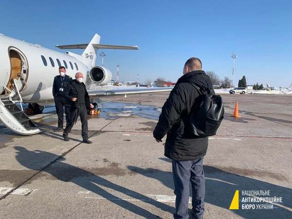В аеропорту Бориспіль працівники Національного антикорупційного бюро посадили літак з топ-фігурантом справи Приватбанку, який хотів втекти з України.