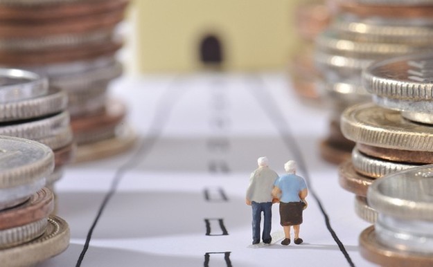 Кабінет міністрів переніс з липня на жовтень 2021 року виплату щомісячної компенсації в розмірі до 400 грн для пенсіонерів від 75 до 80 років.