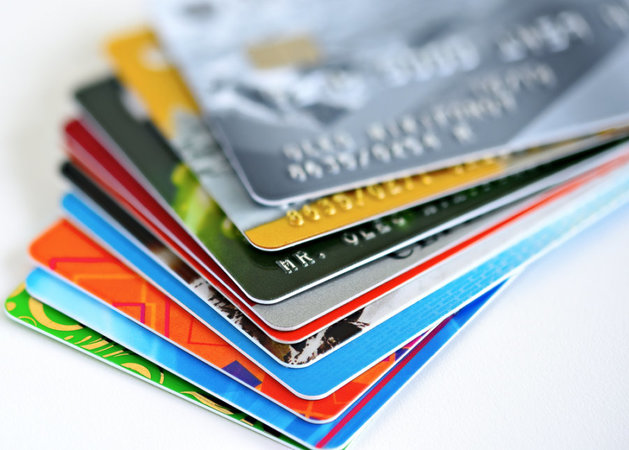 «Мінфін» підрахував, в яких банках клієнти найчастіше користуються пластиковими картками.