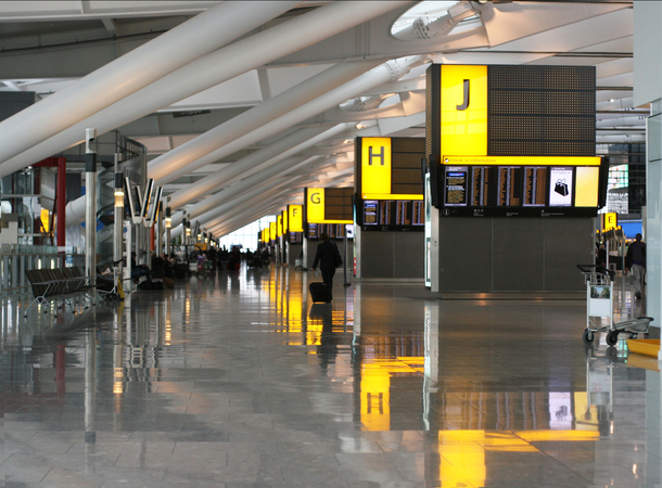 Из-за падения объемов пассажирских перевозок в крупных аэропортах Европы для пассажиров вводятся новые дополнительные сборы.