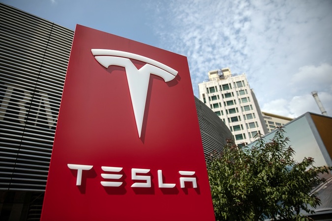 Акции компании Tesla Илона Маска потеряли треть своей стоимости от январского максимума по итогам торгов в понедельник.