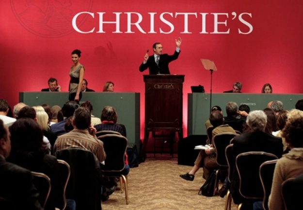 Британський аукціонний дім Christie's провів перший аукціон з лотом у вигляді NFT — цифрова картина художника Beeple була продана за рекордні $ 69,3 млн.
