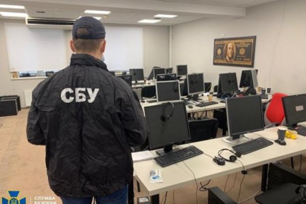 У Києві Служба безпеки України заблокувала діяльність шахрайських call-центрів, які граючи роль «відомих брокерських компаній», обіцяли клієнтам отримання надприбутків.