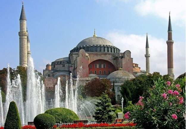 Имам мечети Айя-София в Стамбуле Мехмет Бойнукалын выступил за снижение процентной ставки и полную ее отмену.
