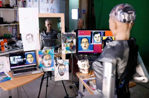 Автопортрет, створений людиноподібним роботом Софією, був проданий на аукціоні в вигляді NFT за $ 688 тисяч.
