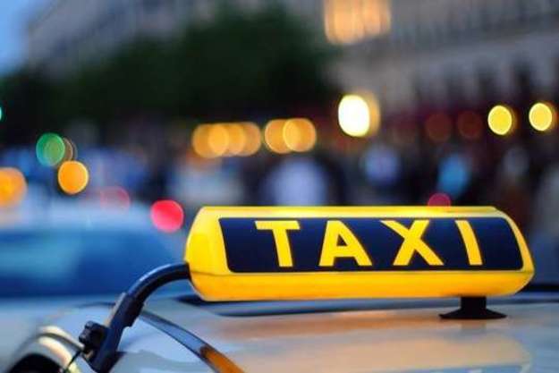 В Киеве утром 5 апреля, в первый день запрета на проезд в общественном транспорте без спецпропусков, значительно выросли цены на услуги служб такси и водителей.
