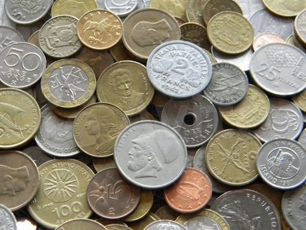 ФГВФО на спеціальних аукціонах реалізує золоті колекційні монети та антикварні речі