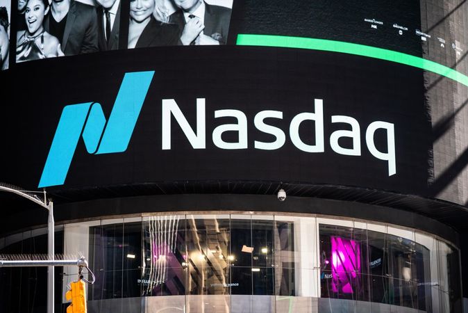 Фондовая биржа NASDAQ 20 апреля запустит торги опционами на акции криптовалютной биржи Coinbase.