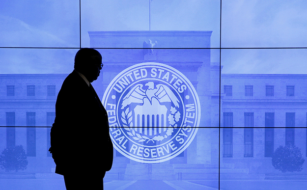 Федеральна резервна система (ФРС) США зберегла процентну ставку по федеральних кредитних коштах в діапазоні від 0% до 0,25% річних, говориться в комюніке за підсумками засідання, що пройшло 27−28 квітня.