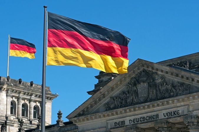 С 1 июля в Германии может вступить в силу закон, который разрешает институциональным инвестиционным фондам (Spezialfonds) вкладывать в криптоактивы не более 20% своего портфеля, пишет РБК со ссылкой на Decrypt.