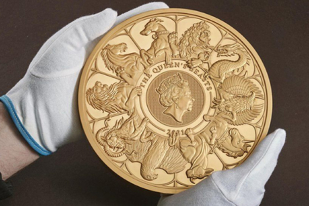 Королівський монетний двір Великобританії викарбував найбільшу за всю свою 1100-річну історію золоту монету діаметром 20 см, масою 10 кг і номіналом £ 10 тис. (майже $ 13,9 тис.).