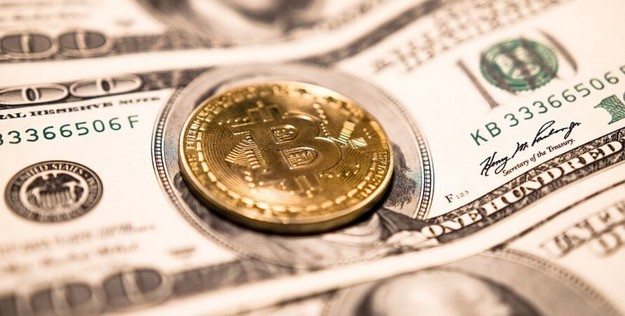 Незважаючи на падіння головної криптовалюти на 7% за підсумками останнього місяця, великі власники продовжують придбавати цифрові монети.