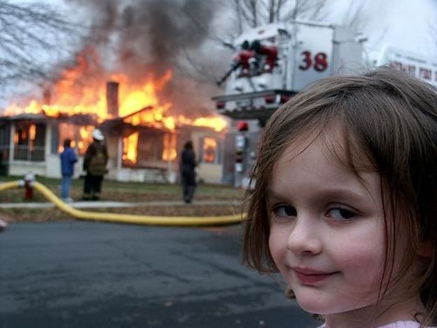 21-річна американка Зої Рот, відома з мему «Дівчинка-катастрофа» (Disaster Girl) — знімком на тлі палаючого будинку — продала його на NFT-аукціоні за 180 Ethereum.