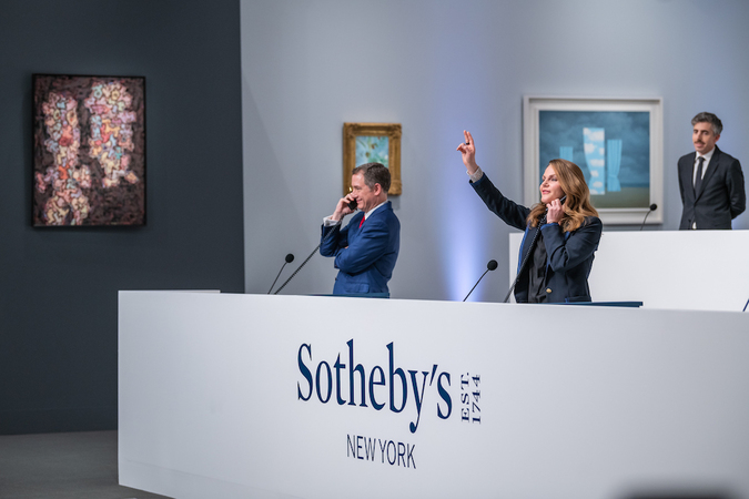 Аукционный дом Sotheby's выставит на торги картину уличного художника Бэнкси Love is in the Air («Любовь витает в воздухе»), за которую можно будет расплатиться биткоинами или криптовалютой Ethereum.