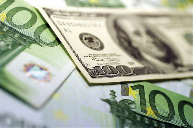 К закрытию межбанка доллар потерял по 9 копеек на покупке и продаже, евро прибавил 2 копейки в покупке и 1 копейку в продаже.