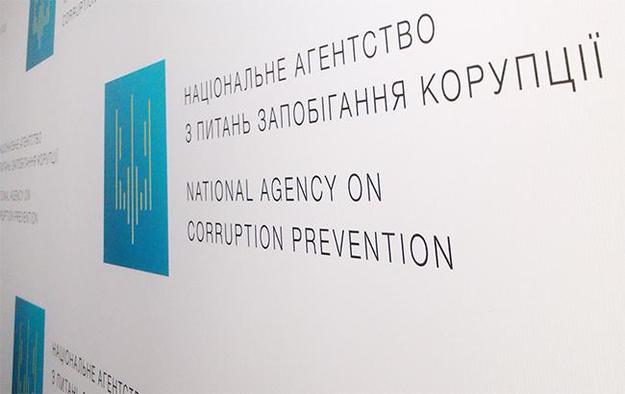Глава Национального агентства по вопросам предотвращения коррупции Александр Новиков призывает президента Владимира Зеленского ветировать закон, который вносит изменения в порядок декларирования.