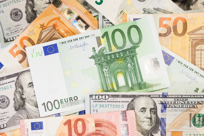 Відкриття міжбанку ознаменувалося різновекторними рухами валют: долар додав по 1 копійці на покупці і продажу, євро — додало 3 копійки в покупці і 3 копійки в продажу.