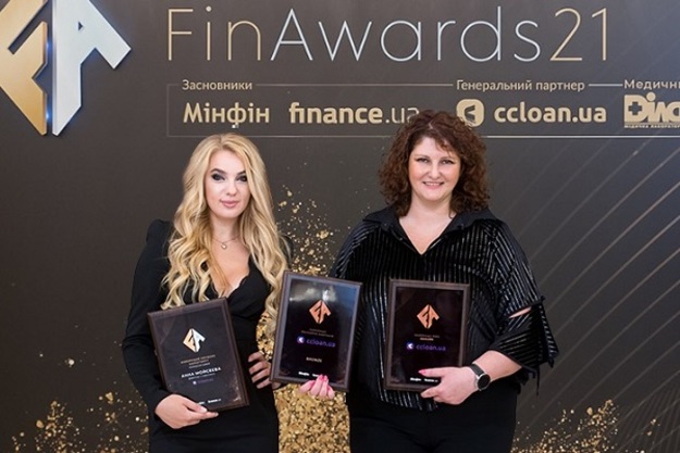 За результатами голосування щорічного конкурсу FinAwards 2021, рекламна кампанія CCloan «Даємо гроші, а до них — ще гроші» зайняла 3-е місце в номінації «Краща рекламна кампанія»!