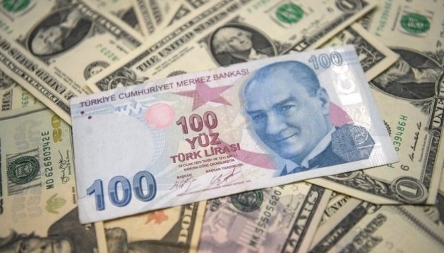 Курс турецкой лиры в ходе торгов в пятницу падал до минимального в истории уровня в 8,6 лиры за доллар из-за опасений по поводу мировой инфляции, ожиданий снижения ставок центробанком страны и тревог относительно возможных досрочных выборов.