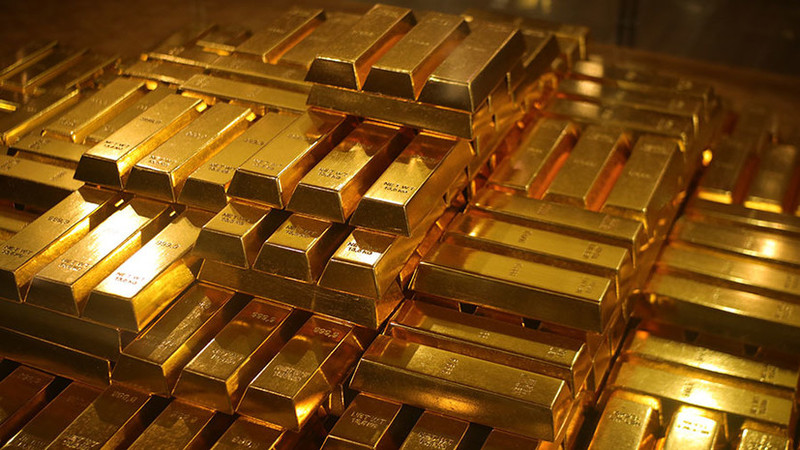 Ціни на золото знижуються третю сесію поспіль в п'ятницю через долар, що зміцнився, в той час як інвестори чекають даних про витрати населення США, щоб оцінити інфляційний тиск.