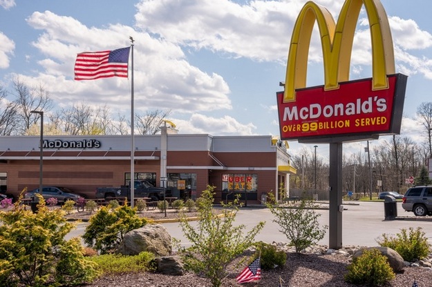 Один из ресторанов сети McDonald's в штате Иллинойс так нуждается в персонале, что раздает айфоны новичкам, если они останутся на работе хотя бы на 6 месяцев.