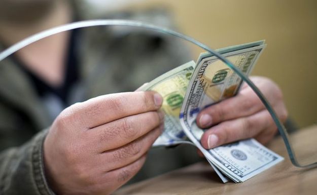 9 июня Национальный банк вышел на межбанк с покупкой доллара.