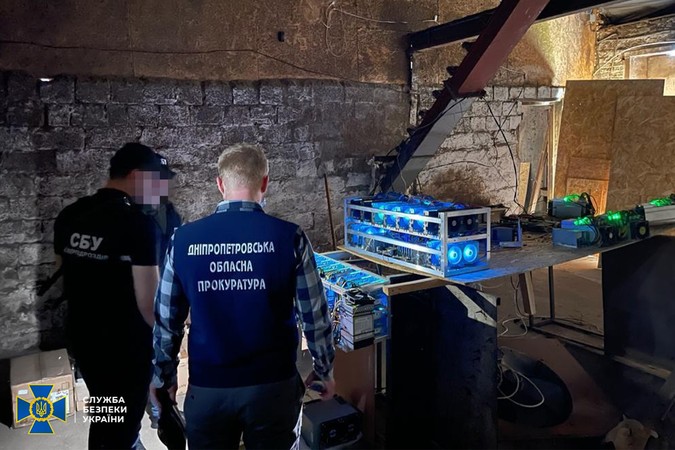 Кіберфахівці Служби безпеки викрили «добувачів» криптовалюти, які підключили своє обладнання до однієї з трансформаторних підстанцій на Дніпропетровщині.