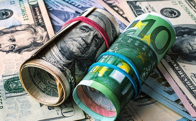 К закрытию межбанка доллар и евро потеряли: доллар — по 10 копеек на покупке и продаже, евро — 2 копейки на покупке и на продаже.