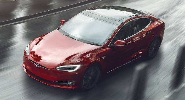 Глава Tesla Ілон Маск представив у Фрімонті (штат Каліфорнія) нову Model S Plaid.