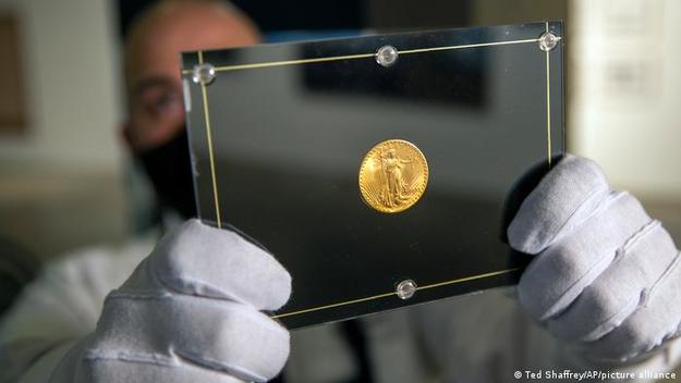 Золотая монета номиналом в $20 была продана на аукционе Sotheby's в Нью-Йорке за рекордную сумму в $18,9 миллиона.