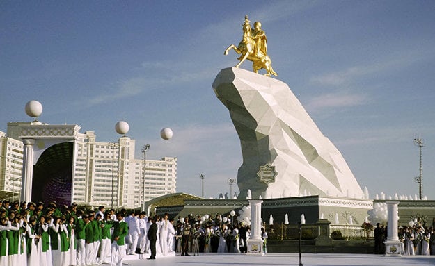 Столица Туркменистана Ашхабад заняла первое место в рейтинге самых дорогих для проживания иностранцев городов мира, потеснив Гонконг, который лидировал в прошлом году.