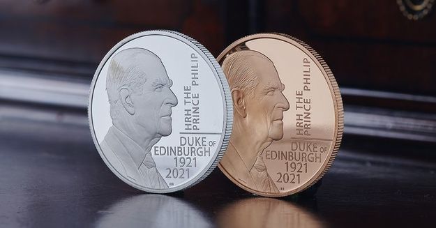Королевский монетный двор Великобритании 26 июня представил две коллекционные монеты, посвященные памяти герцога Эдинбургского принца Филиппа, который умер в апреле 2021 года.