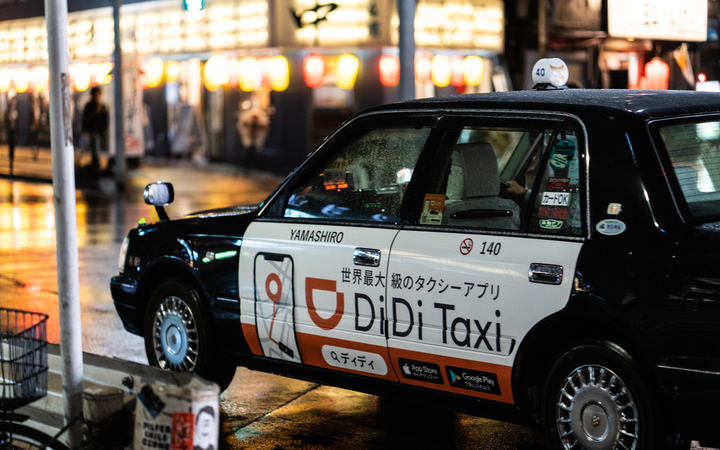 Акції китайського сервісу таксі Didi на Нью-Йоркській фондовій біржі (NYSE) в перші хвилини торгів злетіли на 28,5%, до $18.