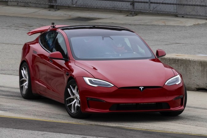 З машиною моделі Tesla Model S Plaid (остання розробка від компанії Ілона Маска) сталась аварія в передмісті Філадельфії.